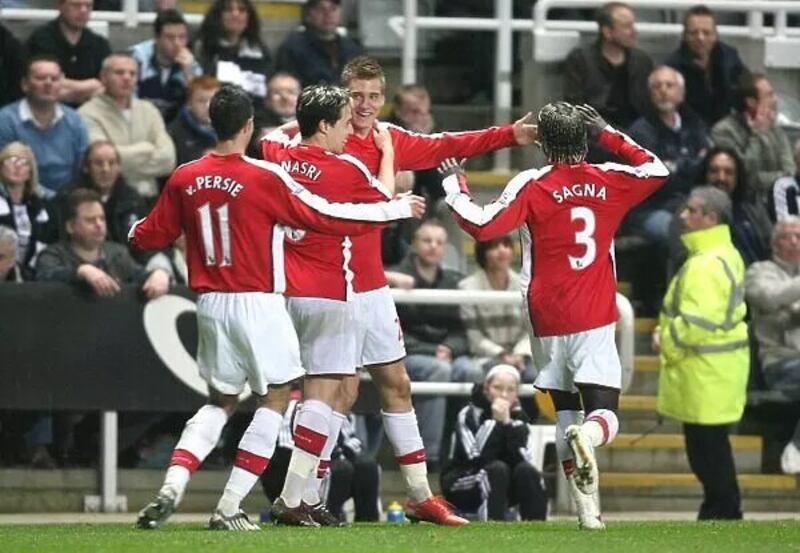 Nicklas Bendtner festejando uno de sus goles