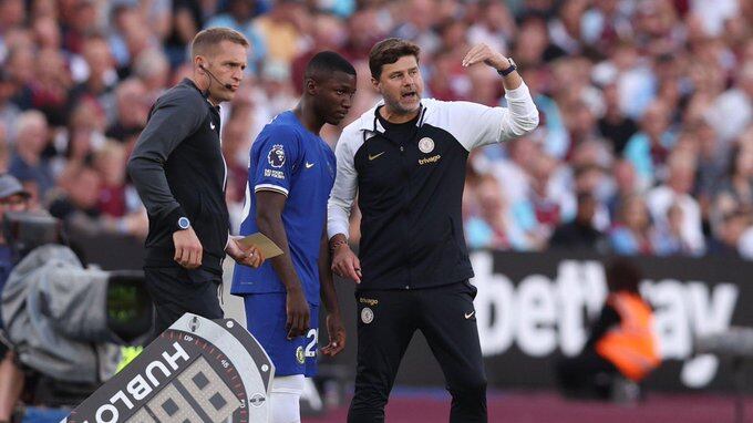 Moisés Caicedo y Mauricio Pochettino en el Chelsea