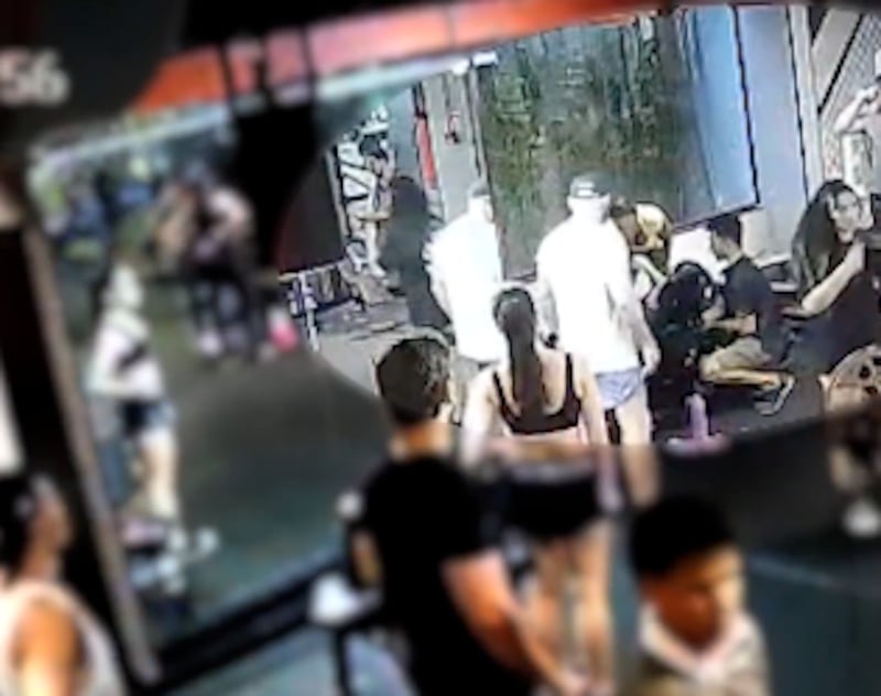 La joven sufrió fracturas en ambas rodillas tras caerle encima una carga de hasta 180 kilos durante su entrenamiento.