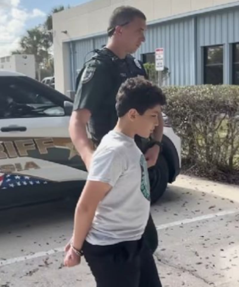 La Oficina del Sheriff del condado de Volusia publicó un video en el que se observa el momento en que el niño es bajado de una patrulla.