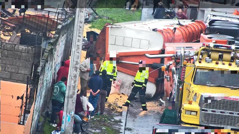 Tráiler se volcó en la vía Alóag – Santo Domingo y causó daños en una vivienda