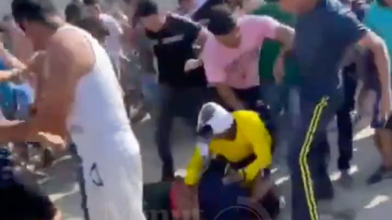 Comunidad golpeó a presunto sicario tras asesinato de un joven en Santa Elena - Fuente: Video de @MinutoyMedio