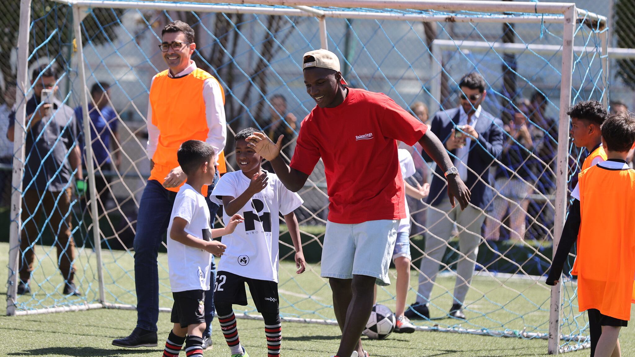 Moisés Caicedo jugando fútbol con niños de escasos recursos