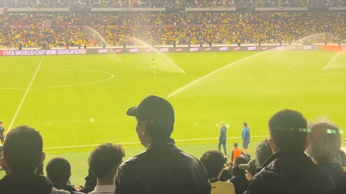 ¡Se viene una multa para La Tri! El arquero de Colombia terminó empapado