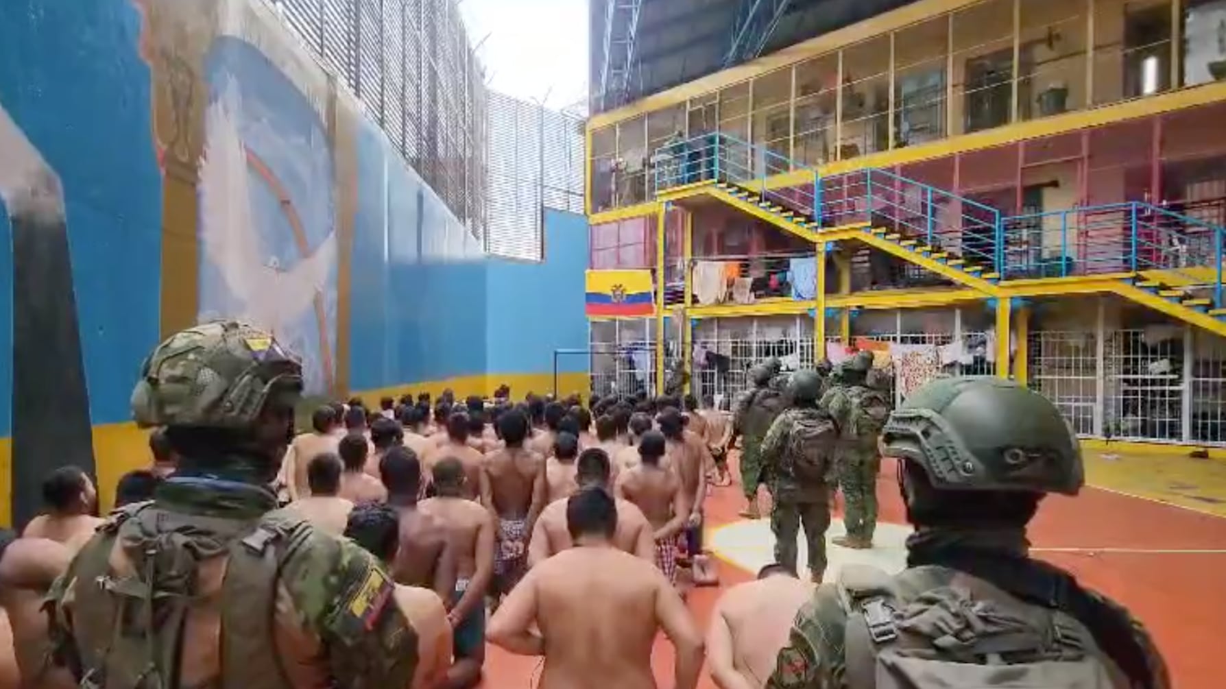 La bandera de Ecuador flameó al interior de la Penitenciaria mientras los reos de rodillas corearon el himno nacional.
