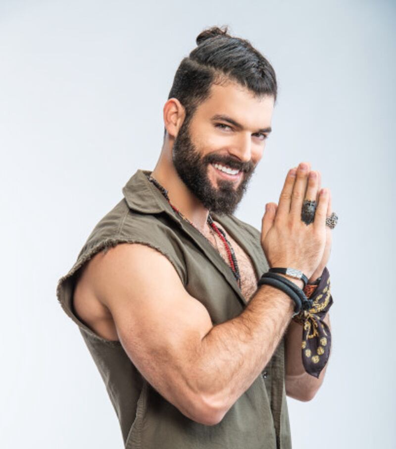 El actor cubano Adrián Di Monte realizó un sketch con la presentadora ecuatoriana Alejandra Jaramillo
