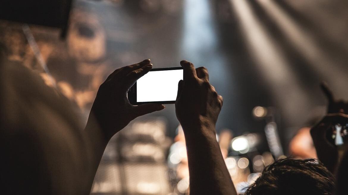 "Hola amiga ¿cuánto cobras?": Mujer recibió mensajes luego que su ex pareja difundiera fotografías íntimas en redes sociales; Fiscalía lo investiga