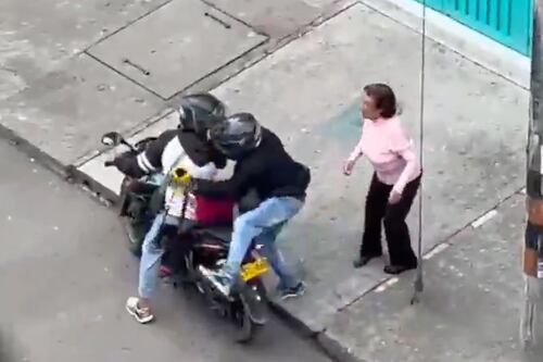 VIDEO: así fue cómo le robaron un ramo de flores por el Día de la Madre a una señora 