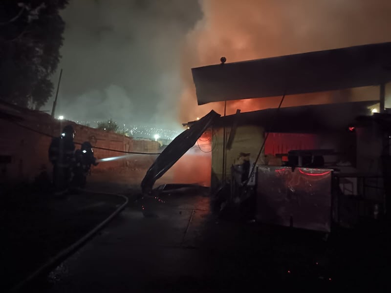 Incendio estructural al sur de Quito.