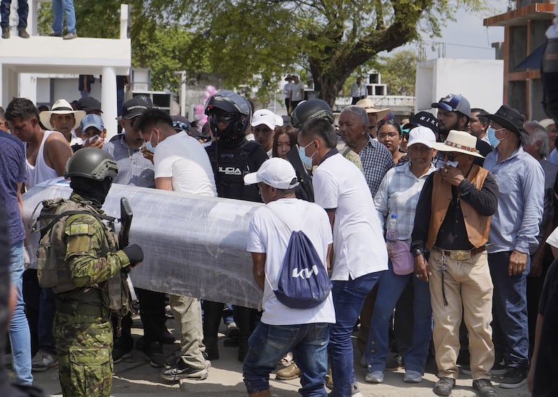 Daule, Guayas, viernes 05 de junio del 2026
Los restos de los 8 desaparecidos, fueron enterrados en el Cementerio General Juan Bautista Aguirre del recinto Los Tintos. 
Fotos: César Muñoz/API