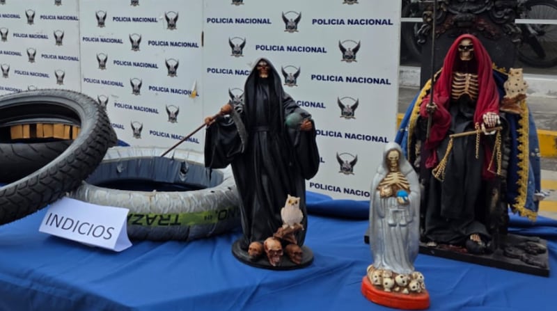 Encuentran imágenes de la Santa Muerte a presuntos estafadores detenidos en Cumbayá, Quito