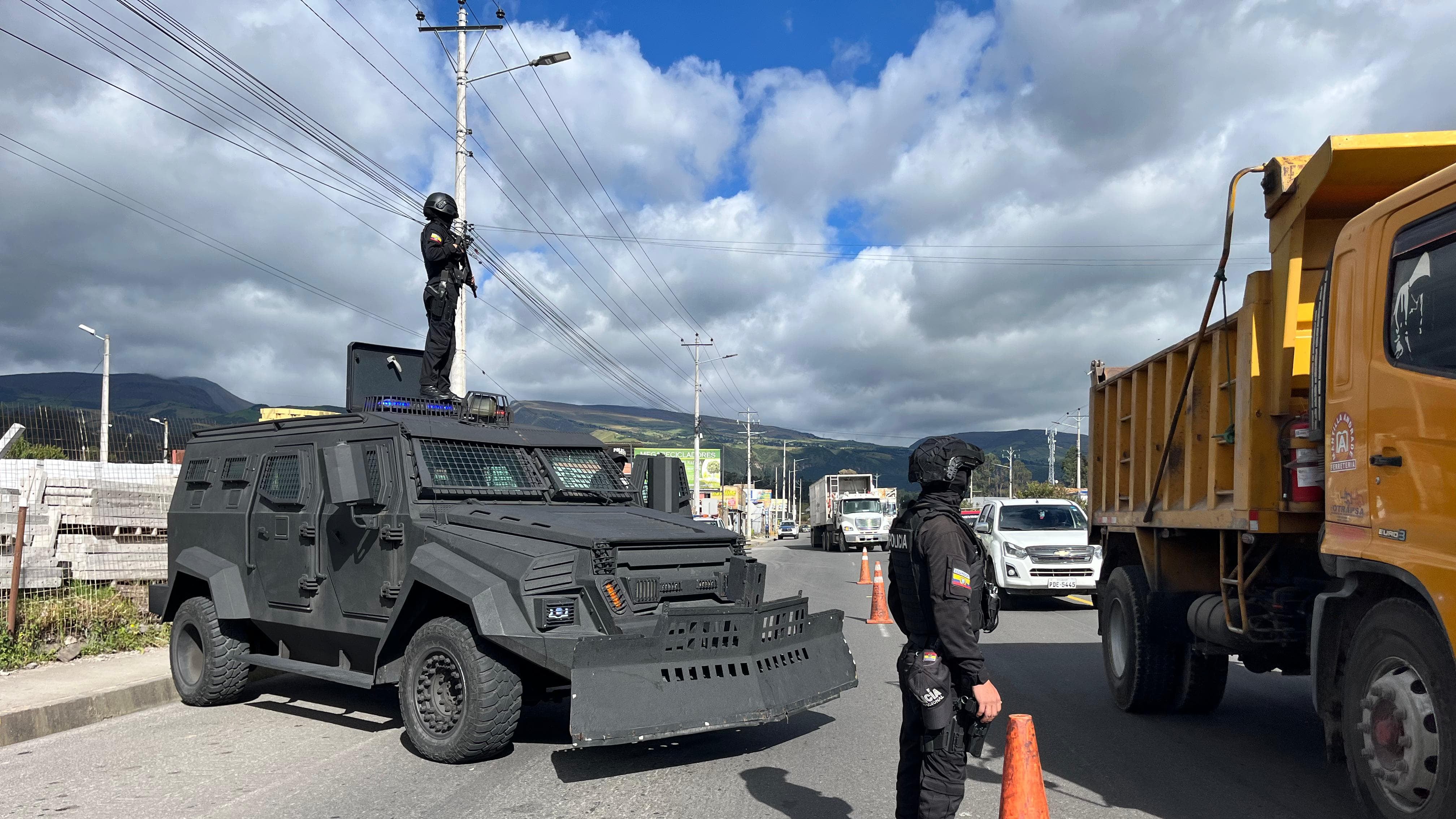 Quito: operativos en Pifo y Yaruquí deja un detenido por boleta y el decomiso de USD 5.000 sin justificar