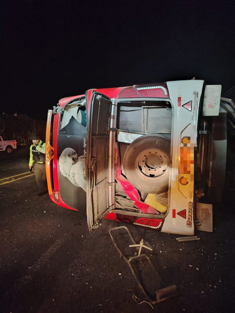 Volcamiento de bus interprovincial en la vía Pifo – Papallacta