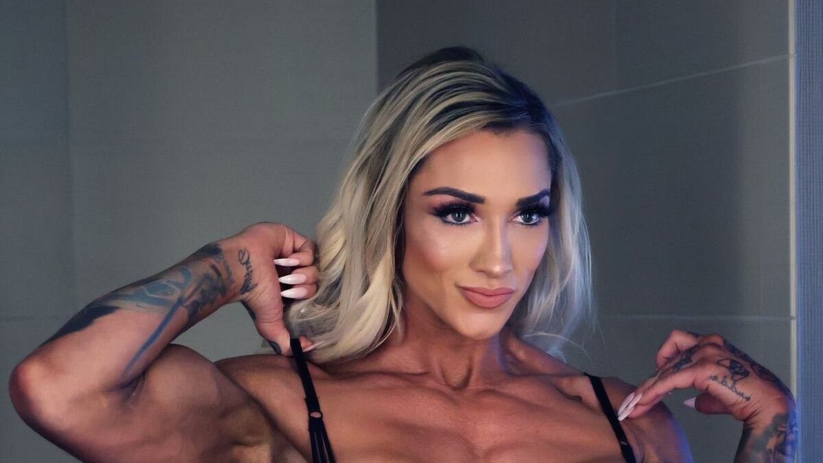 Modelo de OnlyFans gana miles de dólares, al mostrar su musculatura.