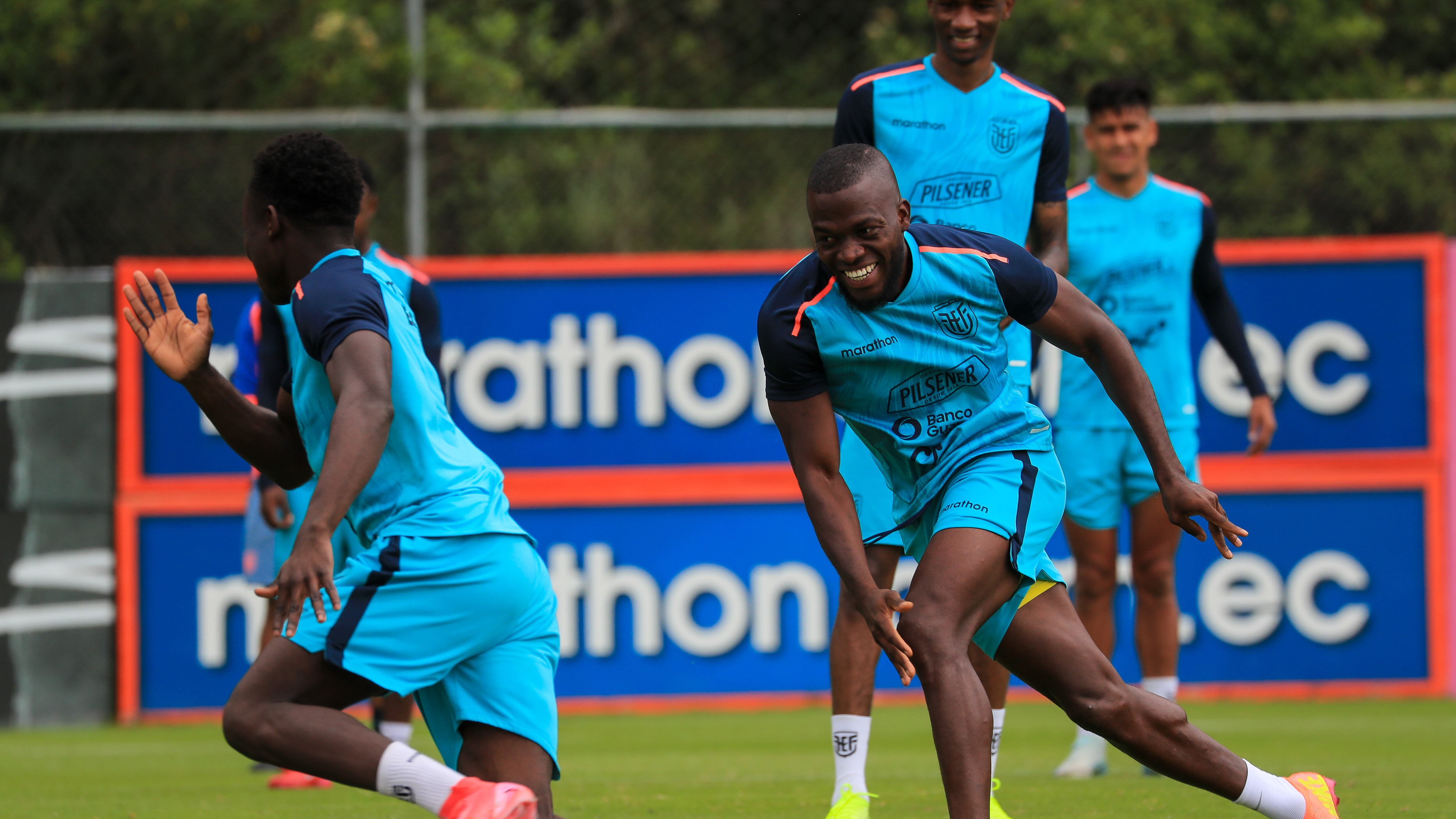 AME1965. QUITO (ECUADOR), 23/03/2025.- Los jugadores de la selección ecuatoriana de fútbol entrenan este domingo, previo a un partido de las eliminatorias sudamericanas al Mundial de Fútbol 2026 ante Chile, este domingo en Quito (Ecuador). EFE/ José Jácome