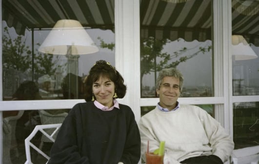 Esta imagen, sin fecha, obtenida el 8 de diciembre de 2021 del Tribunal de Distrito de los Estados Unidos para el Distrito Sur de Nueva York, muestra a Ghislaine Maxwell y Jeffrey Epstein.