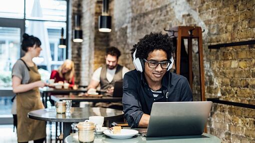 Quito: ciudadanos optan por centros comerciales y cafeterías frente a las extensas horas sin luz