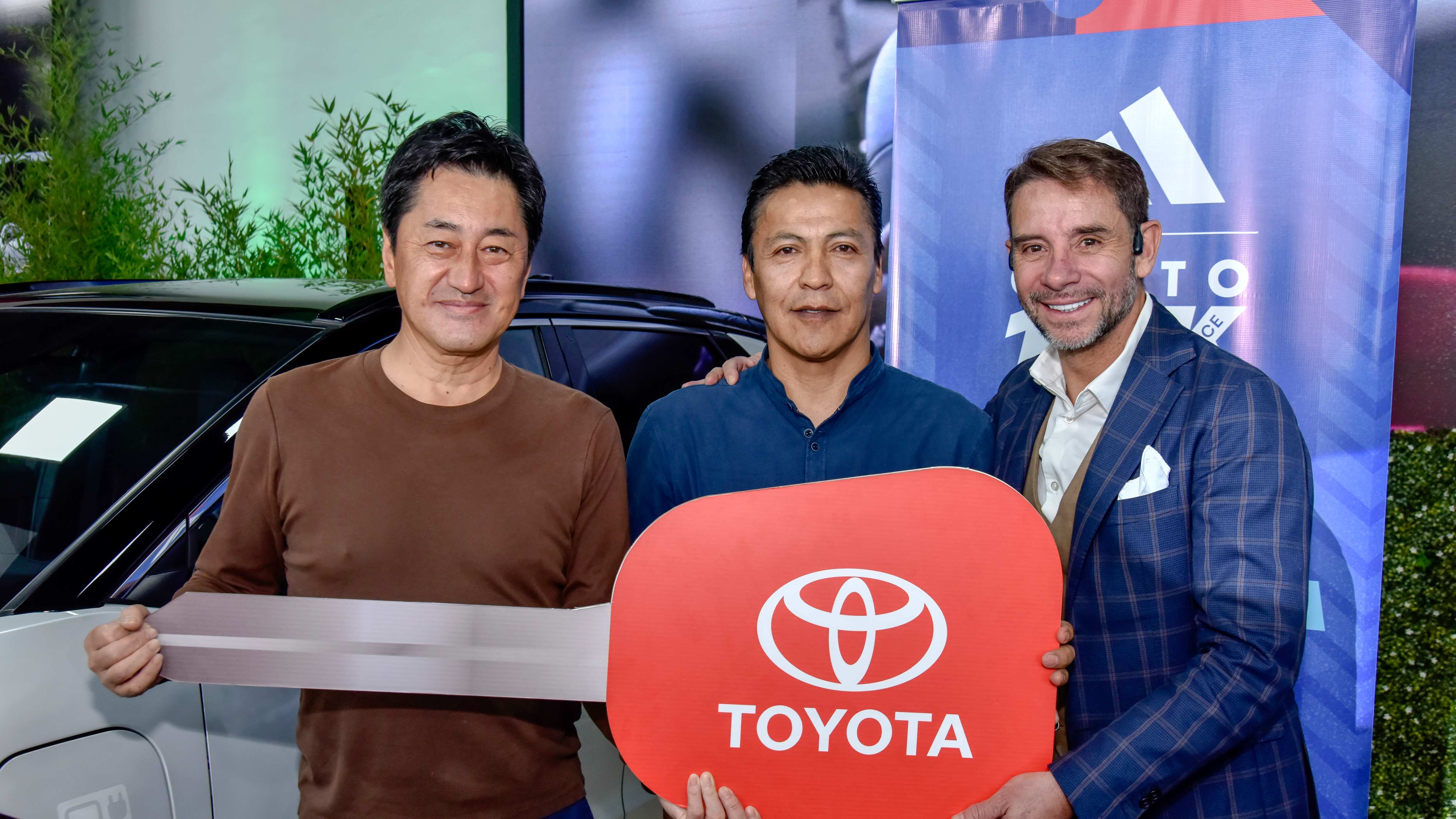 Toyota y Casabaca entregan un Yaris Fastback Cero Km al
Ganador del Sorteo de la Carrera Quito 15K
