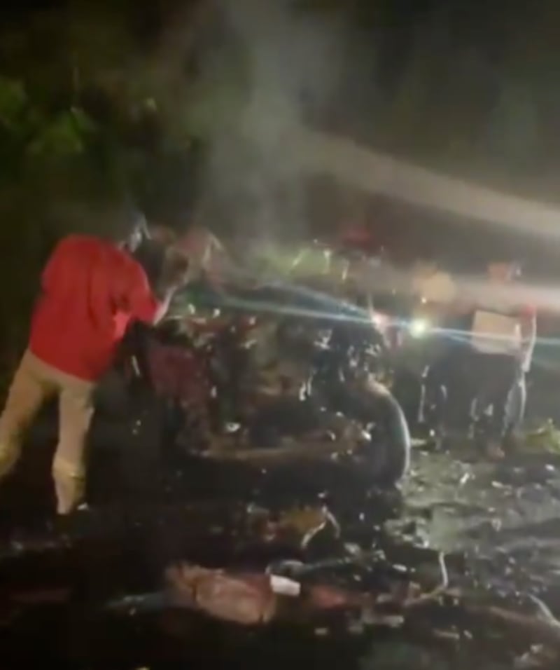 Accidente de tránsito entre una camioneta y una furgoneta escolar.