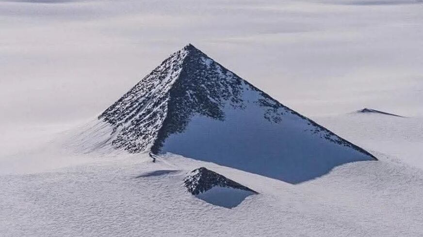 Pirámide en la Antártida.