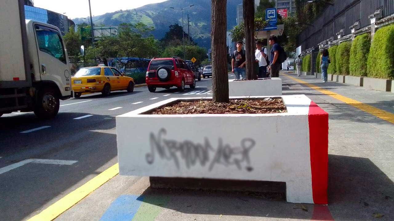 Sendero seguro en la Av. Patria es vandalizado. X (@pabelml)