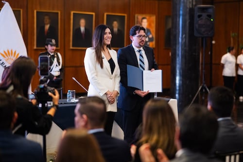 Valentina Centeno recibe proyecto de ley para proteger a la niñez del crimen organizado