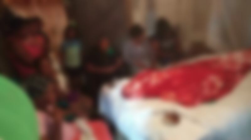 Mujer declarada fallecida fue desenterrada y velada durante días “con la esperanza de que vuelva a la vida”.