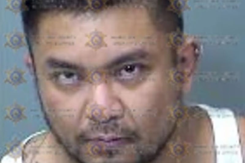 Hombre irrumpe en una morgue con una palanca y mantiene intimidad con varios cadáveres