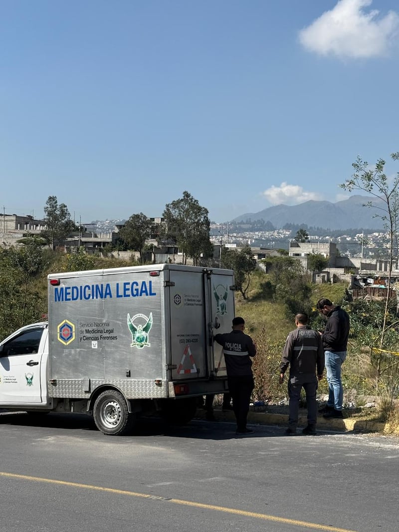 Hallan cuerpo sin vida envuelto en tela y plástico en el norte de Quito