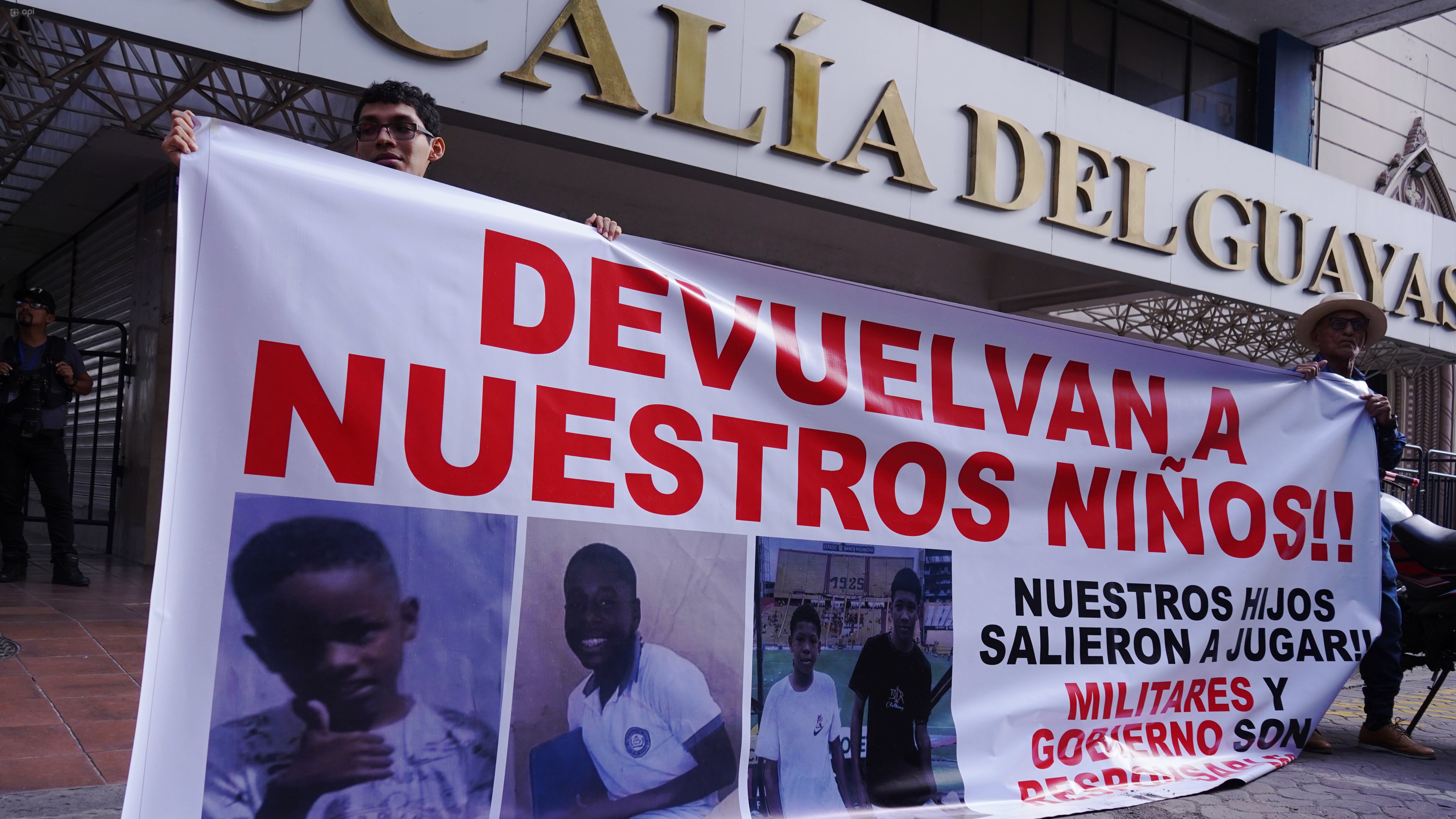 En los exteriores de la Fiscalía del Guayas, se concentraron activistas políticos, actores, personal de derechos humanos y familiares de los menores desaparecidos desde el 08 de diciembre. Ellos piden se esclarescan los hechos de la desaparición supuestamente en manos de personal militar
Fotos: César Muñoz/API