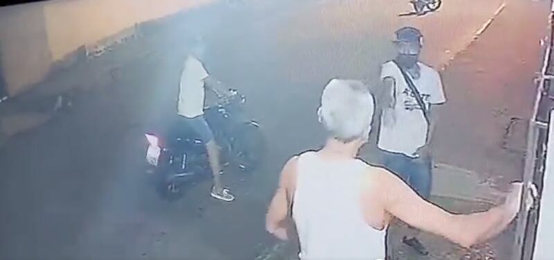 Neutralizó a ladrón que intentó robarle en la puerta de su casa