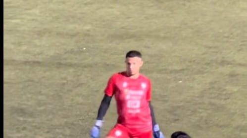 Arquero dominicano modela en pleno partido igual a la Miss Universo Sheynnis Palacios