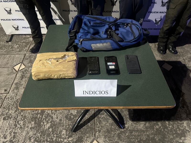 Lo que la Policía halló en la maleta que un sujeto intentó ocultar en un local comercial durante un operativo en Quito