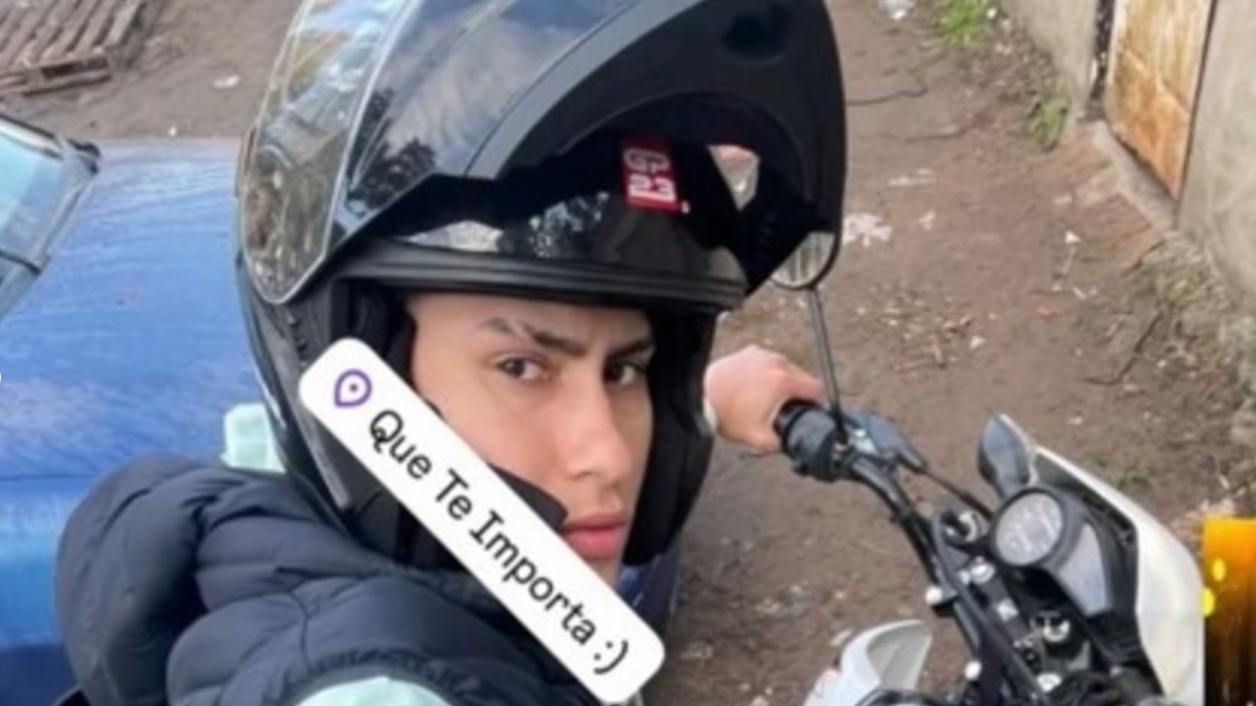 Le robó la moto a una mujer, chocó contra un poste y murió