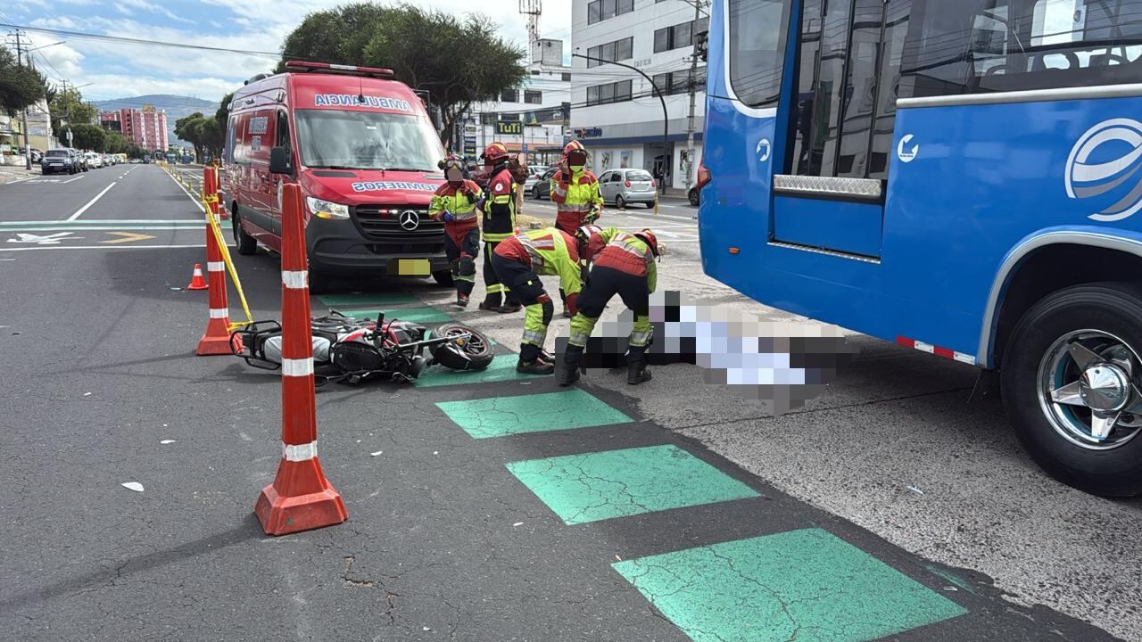 Quito: Motorizado falleció tras ser arrollado por un bus de pasajeros en la Av. De La Prensa