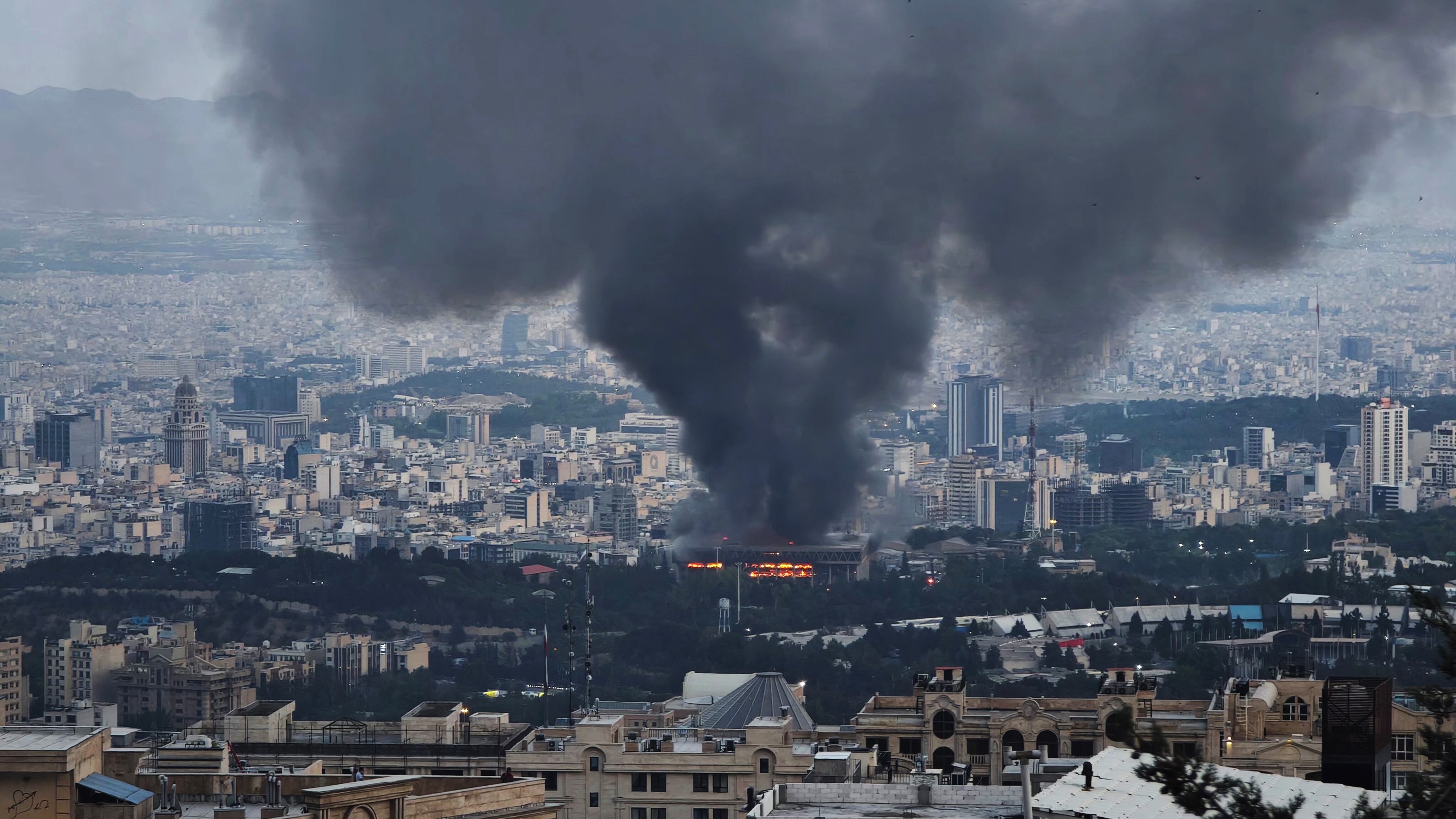 Este lunes Israel atacó la sede de la televisión pública iraní, IRIB, en la capital, Teherán, alegando que sus instalaciones se utilizaban “con fines militares”. Foto: Getty Images.
