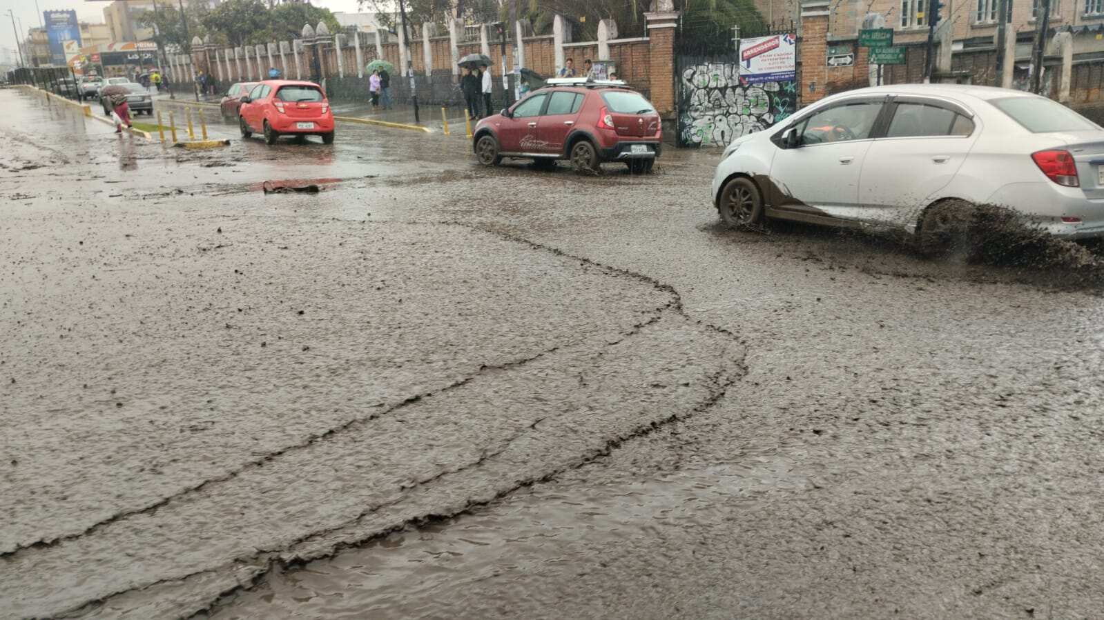 Aluvión en La Gasca, el lodo baja hasta la avenida América