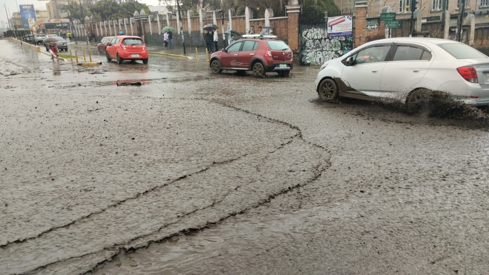 Aluvión en La Gasca, el lodo baja hasta la avenida América