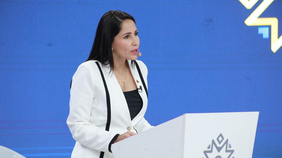 Luisa González propone mano dura contra el crimen organizado, control de puertos y fronteras, y mejoras para la fuerza pública