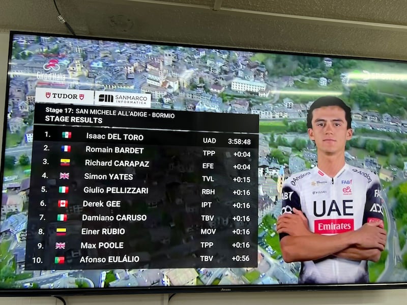 Richard Carapaz escala en la clasificación general.
