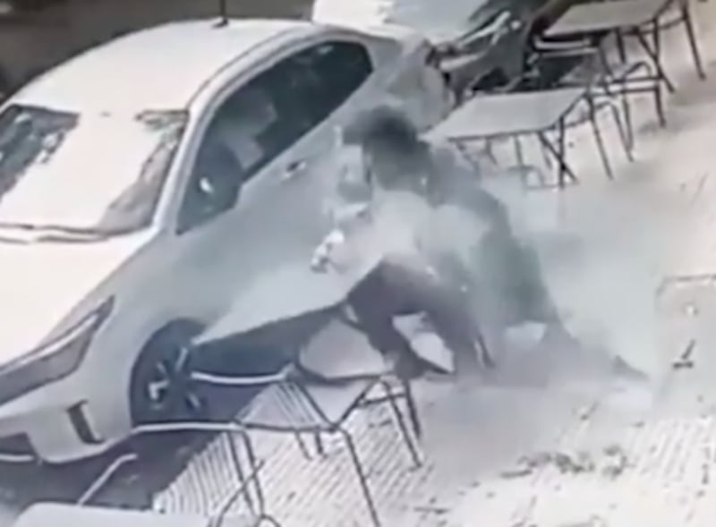 Hombre resulta herido cuando un vidrio cae desde un balcón en Palermo