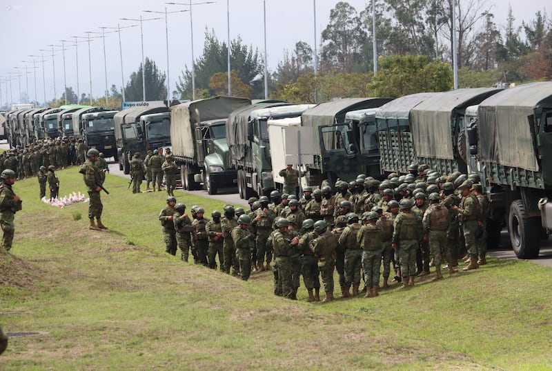 Convoy Humanitario de 1000 efectivos militares y policiales, organizado por el Bloque de Seguridad que se desplaza a de Imbabura, desde el aeropuerto de Tababela, para abastecimiento de la Provincia que lleva más de 21 días de paro convocado por la Conaie.
John Reimberg, Ministro del Interior y el Jefe de operaciones Gral.de Brigada Ricardo Cajas Matute
Fotos : API / Rolando Enríquez