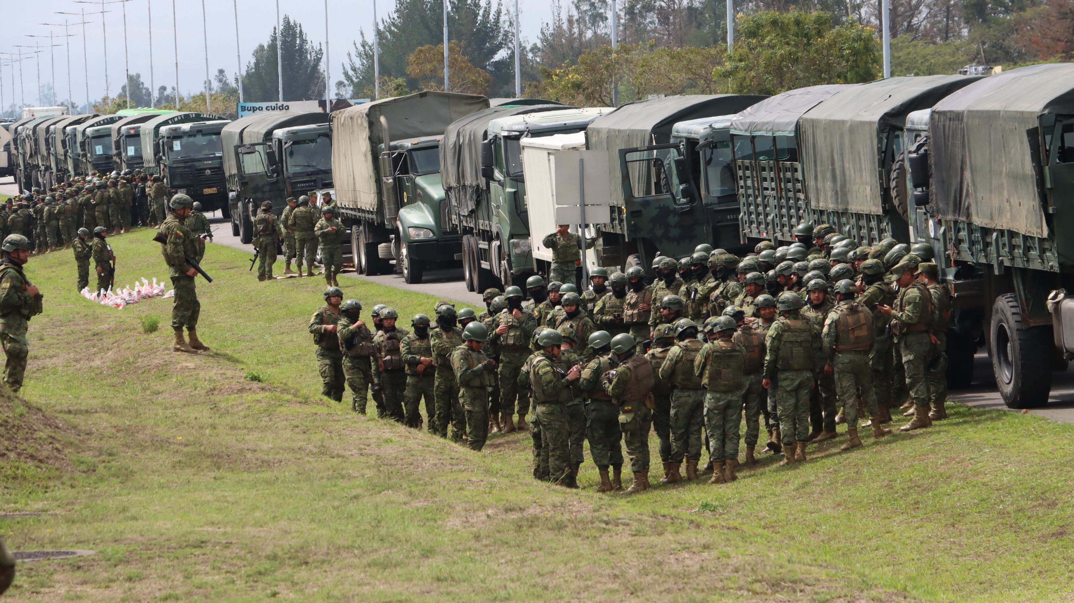Convoy Humanitario de 1000 efectivos militares y policiales, organizado por el Bloque de Seguridad que se desplaza a de Imbabura, desde el aeropuerto de Tababela, para abastecimiento de la Provincia que lleva más de 21 días de paro convocado por la Conaie.
John Reimberg, Ministro del Interior y el Jefe de operaciones Gral.de Brigada Ricardo Cajas Matute
Fotos : API / Rolando Enríquez