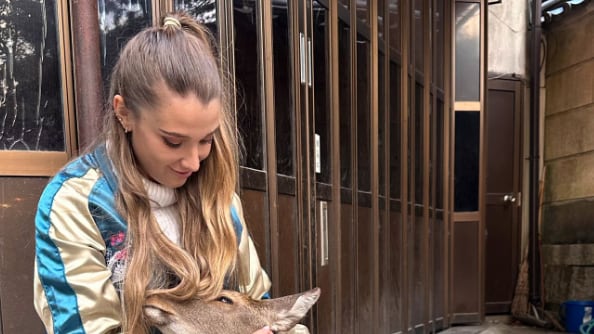 Tras regresar a España, Cristina Romaña comenzó a experimentar fiebre, vómitos, lesiones en la piel y un agotamiento extremo.