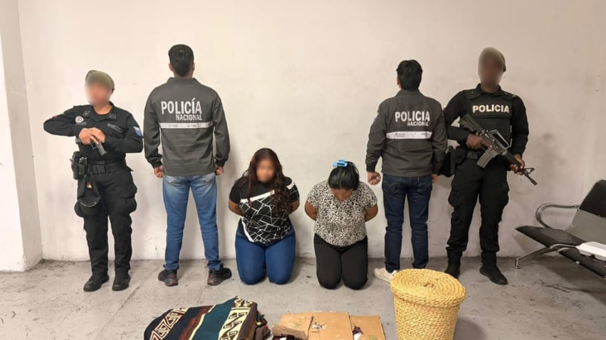 Camuflado en un doble fondo dentro de una caja con ponchos: así querían enviar droga a Canadá desde Quito