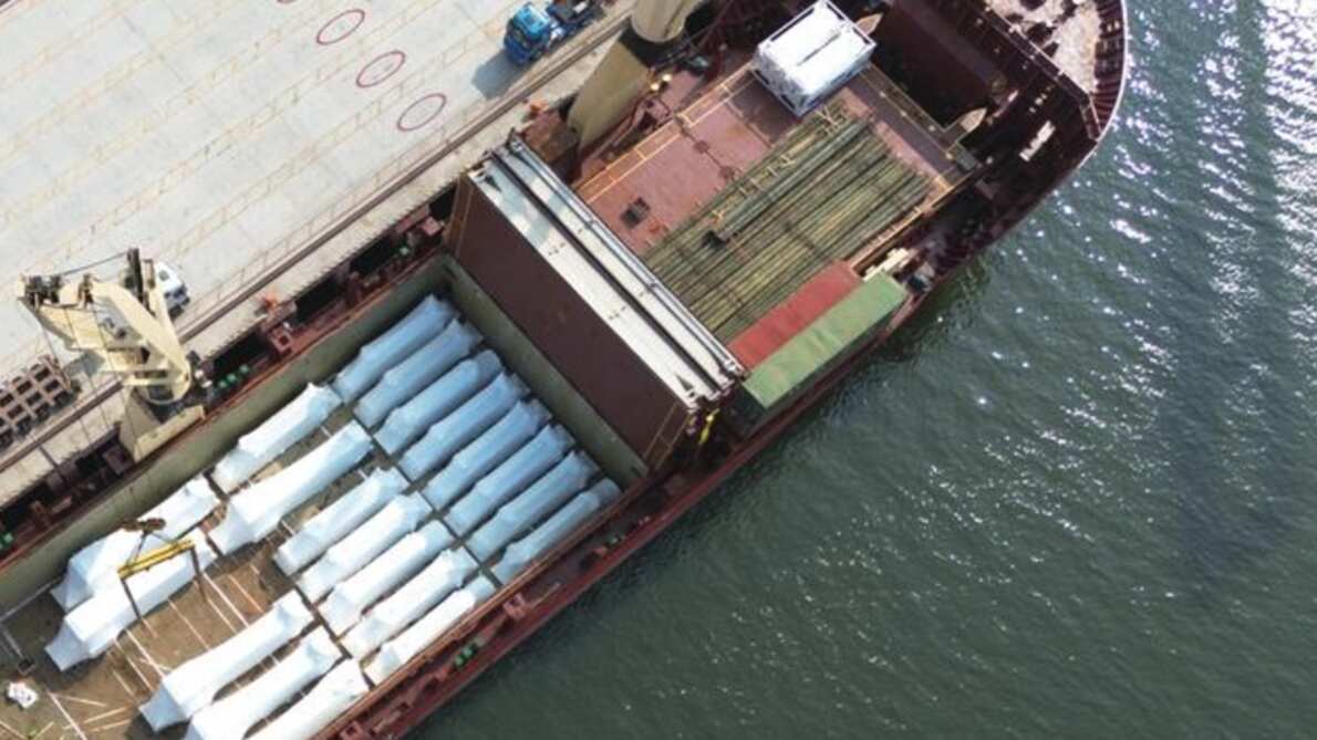 Buque con 23 generadores eléctricos llego a Guayaqui