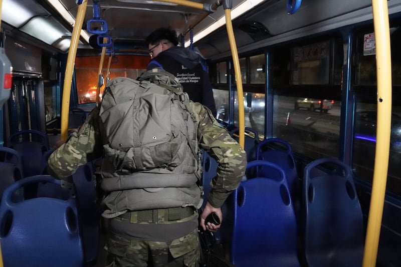 Sujeto con fotos de armas, dinero y videos de encapuchados en su celular fue detenido en la Av. Simón Bolívar, en Quito. Foto: Secretaría de Seguridad