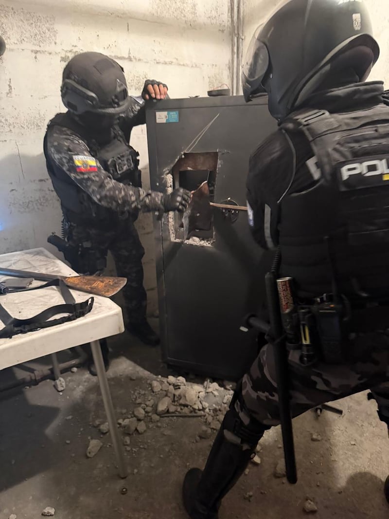 Policía revela detalles de al menos un millón de dólares hallado en un subsuelo de edificio del norte de Quito