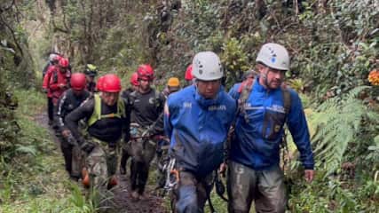 Rescatan cuerpo del volcán Tungurahua.