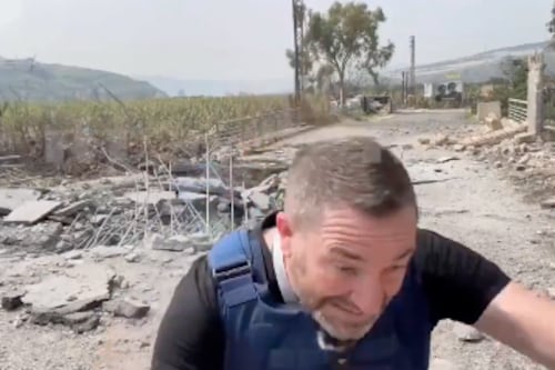 VIDEO: Misil israelí cae a metros de periodistas en Líbano